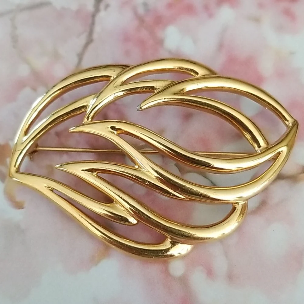 Vintage Signed MONET Goldtone Leaf Design Brooch Pin